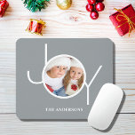 Modernes Foto Mousepad<br><div class="desc">Dieses moderne Foto Mouse Pad ist mit dem Wort JOY in weiß auf einem stylishen grauen Hintergrund dekoriert. Einfach mit Ihrem Foto und Namen anpassbar.</div>