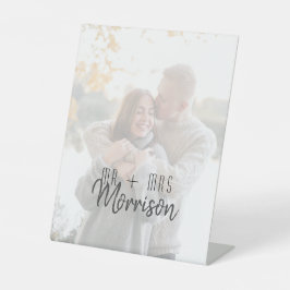Modernes Foto Mr. und Mrs. Wedding Sign Sockelschild