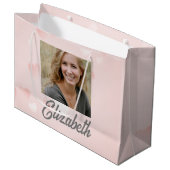 Modernes Foto Name Wasserfarbe Rosa Weiße Herzen Große Geschenktüte (Vorderseite Schrägansicht)
