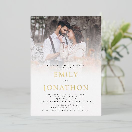 Modernes Foto Overlay QR Code Hochzeit Luxus Real Folieneinladung (Stehend vorne)