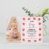 Modernes Foto Pink Gingham Berry Sweet 1. Geburtst Einladung (Stehend Vorderseite)