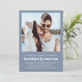 Modernes Foto QR Code Dusty Blue Wedding Einladung (Stehend Vorderseite)