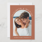 Modernes Foto QR Code Terracotta Wedding Einladung (Vorderseite)