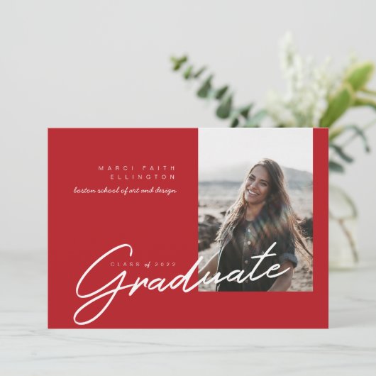 Modernes Foto Red Graduate Ankündigung (Stehend Vorderseite)