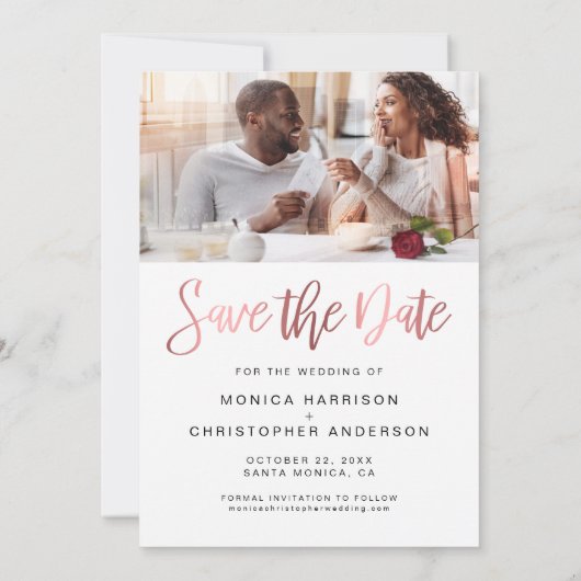 Modernes Foto Rose Gold Script Save The Date (Rückseite)