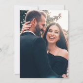 Modernes Foto Royal Blue & White Floral Wedding Einladung (Rückseite)