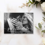 Modernes Foto Save the Date der Verlobung<br><div class="desc">Passen Sie mit Ihrem eigenen Foto auf dieser "Save the Date" Hochzeitspostkarte auf. Verkünden Sie Ihre Verlobung,  personalisieren Sie den Text mit den Braut- und Bräutigamen,  Ihrem bevorstehenden Hochzeitstag,  Ort und Hochzeitswebsite. Herzlichen Glückwunsch! Ein schwarzes Overlay hinter dem Text ermöglicht eine bessere Lesbarkeit mit Ihrem Foto.</div>