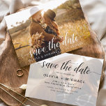 Modernes Foto Save the Date handschriftlich<br><div class="desc">Handgeschriebene Hochzeit Speichern Sie die Datumskarten mit einem Foto auf der Vorder- und Rückseite. Die Save the Date Herbst-,  Herbst-,  Winter-,  Frühlings- oder Sommerkarten enthalten eine moderne handgeschriebene Schriftzeichen-Typografie mit eleganten,  einfachen und modernen Herzenszügen,  die Sie nach einem einfachen Hochzeitsfest mit minimalistischer Note verwenden können.</div>
