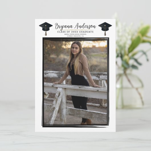 Modernes Foto Schwarzer Rahmen Trendy Graduation C Einladung (Stehend Vorderseite)