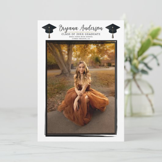 Modernes Foto Schwarzer Rahmen Trendy Graduation C Einladung (Stehend Vorderseite)