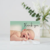 Modernes Foto Script Baby Vielen Dank Ankündigungspostkarte (Stehend Vorderseite)