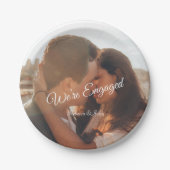 Modernes Foto Script Wir sind Verlobtes Party Pappteller (Vorderseite)