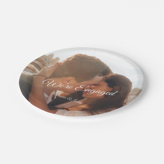 Modernes Foto Script Wir sind Verlobtes Party Pappteller (Schrägansicht)