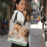 Modernes Foto und Personalisierter Name Minze Gesc Tasche<br><div class="desc">Das moderne Foto mit Personalisierten Namen und Mint Geschenk! Dieses einzigartige und nachdenkliche Geschenk ist dazu gedacht, die besonderen Momente Ihrer Familie zu feiern und zu schätzen.Gönnen Sie sich mit dem modernen Foto und dem Personalisierten Namensschild ein Geschenk von gepflegten Erinnerungen und personalisierter Süße. Es ist eine sinnvolle und reizvolle...</div>