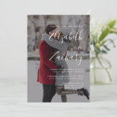 Modernes Foto White Script Wedding Einladung (Stehend Vorderseite)