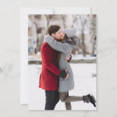 Modernes Foto White Script Wedding Einladung (Rückseite)