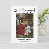 Modernes Foto Wir sind eine Verlobte Ankündigungsk Einladung (Stehend Vorderseite)
