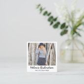 Modernes Fotograf-Instant-Camera-Stilskript Quadratische Visitenkarte (Stehend Vorderseite)