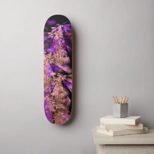 Modernes Fraktal in Schwarz und lila Skateboard