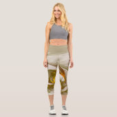 Modernes Fraktal mit Abstrakten Wertvollen Metallf Capri Leggings (Vorderseite)