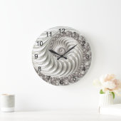 Modernes Fraktal Weißer Atemberaubender Metallic Große Wanduhr (Zuhause)