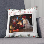 Modernes fröhliches Weihnachtsfamilien Foto Rustik Kissen<br><div class="desc">Verwandeln Sie Ihre Urlaubsstimmung in eine herzliche Feier der Erinnerungen mit unserem Custom Family Foto Personalisiertes Weihnachtskissen. Stellen Sie sich einen festlichen Akzent vor, der perfekt die Liebe und Freude Ihrer beliebtesten Momente einfängt und Ihr Wohnzimmer sofort warm, einladend und einzigartig Ihres macht. Indem Sie Ihr Lieblings-Foto hinzufügen - ob...</div>