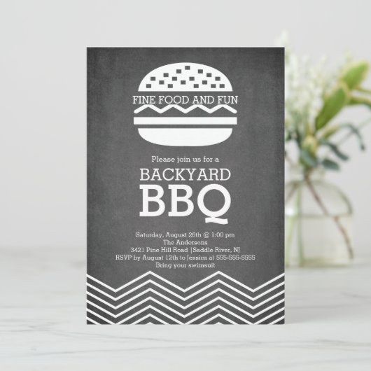 Modernes Fun Chalkboard Zickzack Barbecue Party Einladung (Stehend Vorderseite)