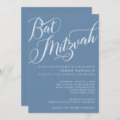 Modernes Geblüht Script, Dusty Blue Bat Mitzvah Einladung (Vorne/Hinten)