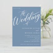 Modernes Geblüht Script, Dusty Blue Wedding Einladung (Stehend Vorderseite)