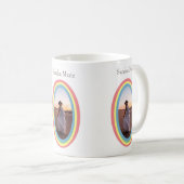 Modernes, gedämpftes Regenbogen Baby Duschgeschenk Kaffeetasse (VorderseiteRechts)