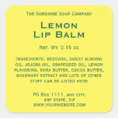 Modernes Gelb mit grünem Lippenbalsam-Etikett Quadratischer Aufkleber (Vorderseite)