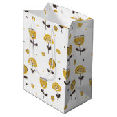 Modernes gelbes Blumenmuster aus dem Mittelalter Mittlere Geschenktüte (Rückseite Schrägansicht)