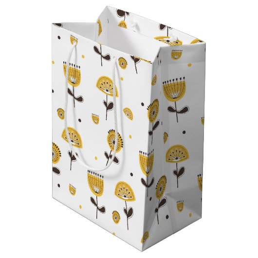 Modernes gelbes Blumenmuster aus dem Mittelalter Mittlere Geschenktüte (Rückseite Schrägansicht)