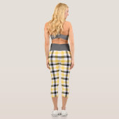 Modernes Gelbes Kariertes Tartan-Muster Capri Leggings (Rückseite)