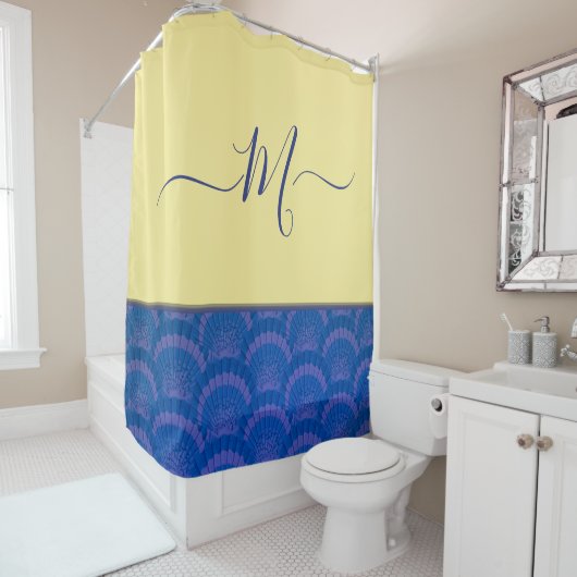 Modernes Gelbes Küstenblauer Seashell-Monogramm Duschvorhang (Beispiel)