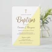 Modernes, gelbes weißes Goldtaufbaby Einladung (Stehend Vorderseite)