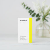 Modernes Gelbweiß Minimalistisch Beruflich Visitenkarte (Stehend Vorderseite)