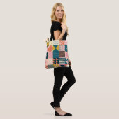 Modernes geometrisch abstraktes Musterdesign mit S Tasche (Am Model)