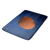 Modernes geometrisches Bath mat Bold Orange & Blue Badematte (Schrägansicht)