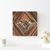 Modernes geometrisches Diamantholzhintergrund Quadratische Wanduhr (Zuhause)