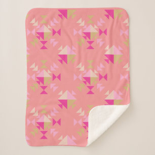 Modernes geometrisches Dreieck-Muster in düster Ro Sherpadecke