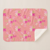 Modernes geometrisches Dreieck-Muster in düster Ro Sherpadecke (Vorderseite (Horizontal))