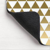 Modernes geometrisches Dreiecksmuster aus Gold Mousepad (Ecke)