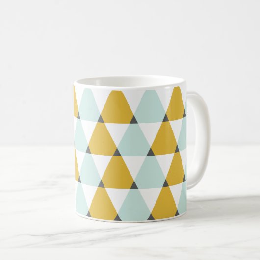 Modernes geometrisches, gelbes Dreiecksmuster Kaffeetasse (VorderseiteRechts)