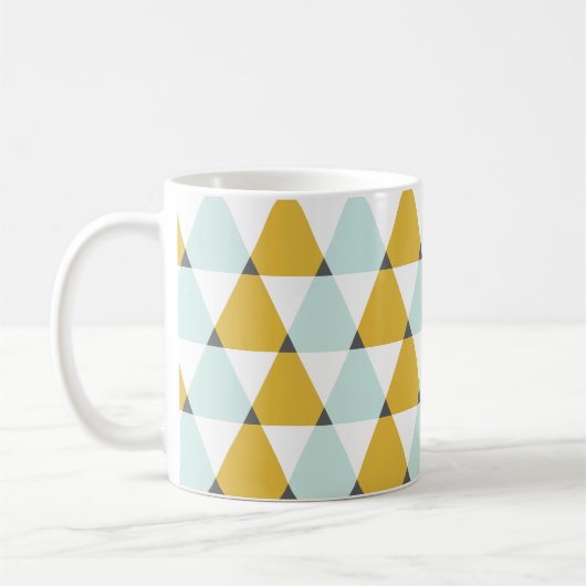 Modernes geometrisches, gelbes Dreiecksmuster Kaffeetasse (Links)