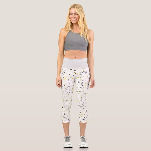 Modernes geometrisches, gelbes Terrazzo-Muster Capri Leggings (Vorderseite)