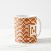 Modernes geometrisches Monogramm-Burnt Orange Kaffeetasse (VorderseiteRechts)
