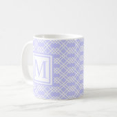Modernes geometrisches Monogramm-Lichtperiwinkel Kaffeetasse (Vorderseite Links)
