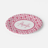 Modernes geometrisches Monogramm mit rosa und weiß Pappteller (Schrägansicht)