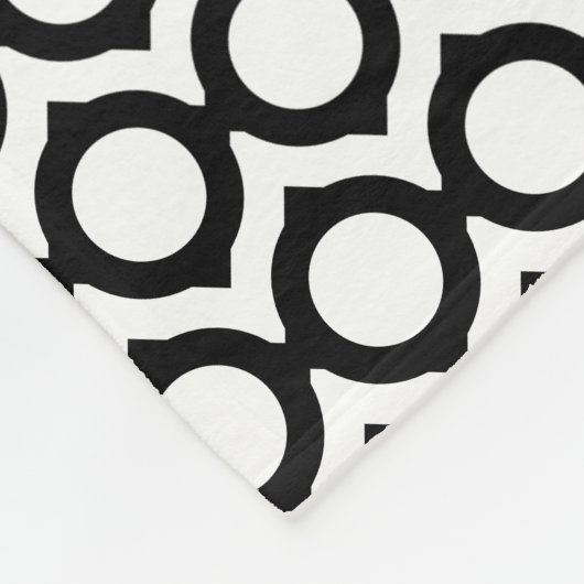 Modernes geometrisches Monogramm Schwarz Weiß Fleecedecke (Ecke)